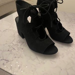 klackskor  - oanvända skor ifrån hm storlek 37