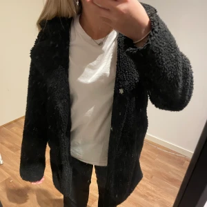 Kappa - Svart ”lurvig” kappa från lager 157, storlek 150/160 men passar som xs! Köparen står för frakten🤍 