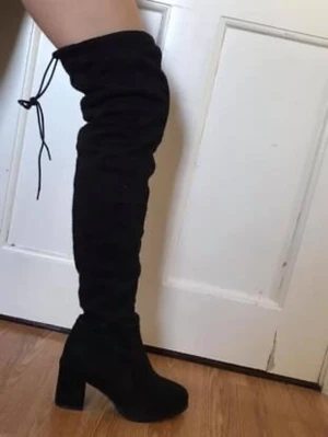 Overknee stövlar NYA!! - Svarta ocerknee stövlar med hög klack.  Helt nya!! Pris 200kr