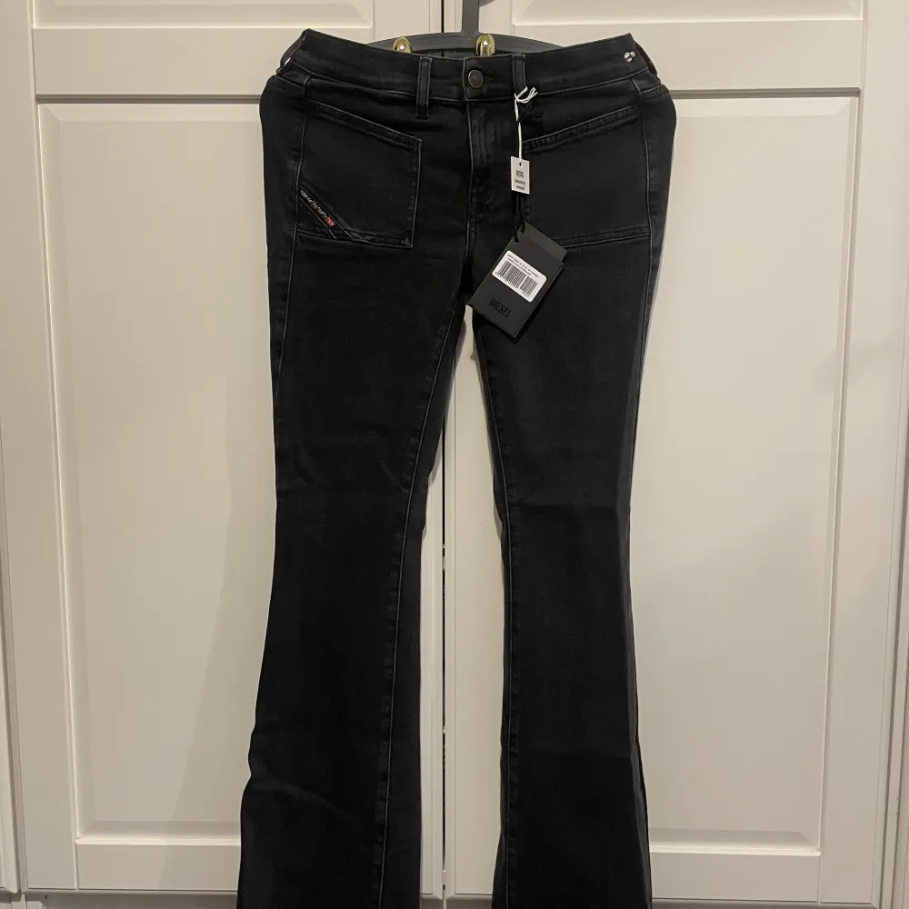 1. Ett fint par Diesel denim jeans. Bootcut flare Low Waist svarta, pris 800kr  Storlek W,30-L,30, aldrig använda, prislapp på.  . Jeans & Byxor.