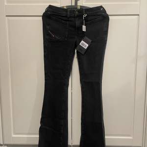 1. Ett fint par Diesel denim jeans. Bootcut flare Low Waist svarta, pris 800kr  Storlek W,30-L,30, aldrig använda, prislapp på.  