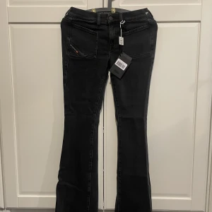Ny Diesel Jeans  - 1. Ett fint par Diesel denim jeans. Bootcut flare Low Waist svarta, pris 800kr  Storlek W,30-L,30, aldrig använda, prislapp på.  