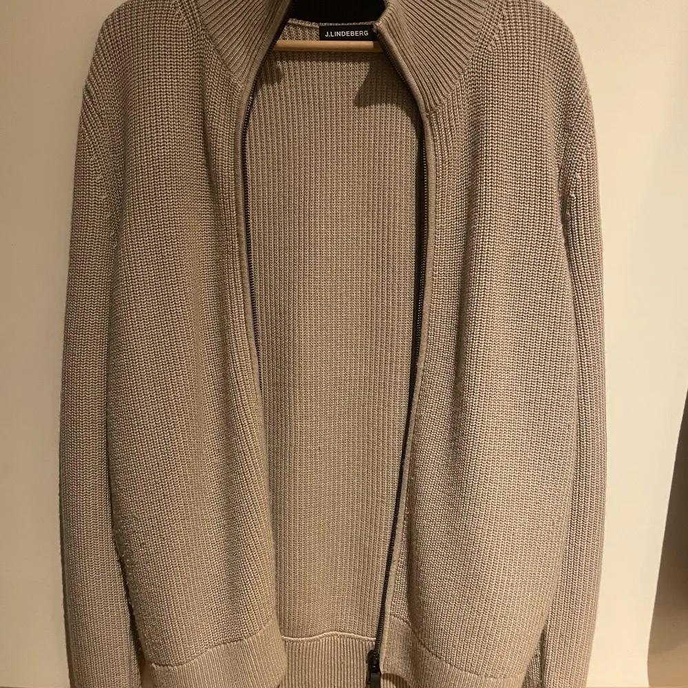 J.Lindeberg zip up tröja storlek M. Tröjan har använts några gånger men är fortfarande i bra kvalitet. Vill sälja den eftersom att den är lite för liten för mig i storleken.. Tröjor & Koftor.