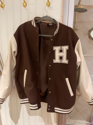 Jacka - Säljer denna snygga vintage jackan i brun!❤️‍🔥Den kommer inte till användning längre, så säljer den!🫶🏽Den är i storlek S och passar Xs och över, den är ganska overzize skulle jag säga! Skriv för fler bilder eller intresse!!❤️‍🔥❤️‍🔥