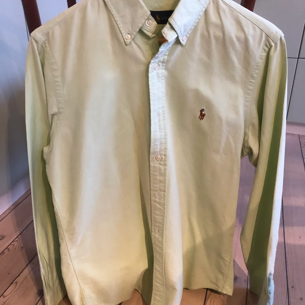Ralph Lauren skjorta i stl 48, sjukt fräsch mintgrön färg och skjortan har bara använts enstaka gånger, i jättefint skick. Nypris 1300 kr, köpt i NY.. Skjortor.