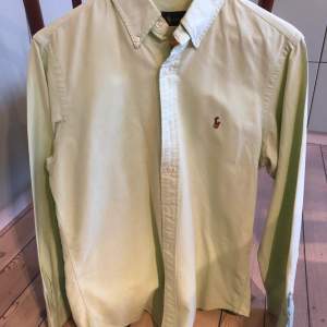 Ralph Lauren skjorta i stl 48, sjukt fräsch mintgrön färg och skjortan har bara använts enstaka gånger, i jättefint skick. Nypris 1300 kr, köpt i NY.