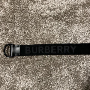 Burberry bälte från NK - Burberry bälte köpt på NK 2020. Nypris var 2400 kr. Inte använts mycket alls. Skick 9/10. Skriv vid intresse!