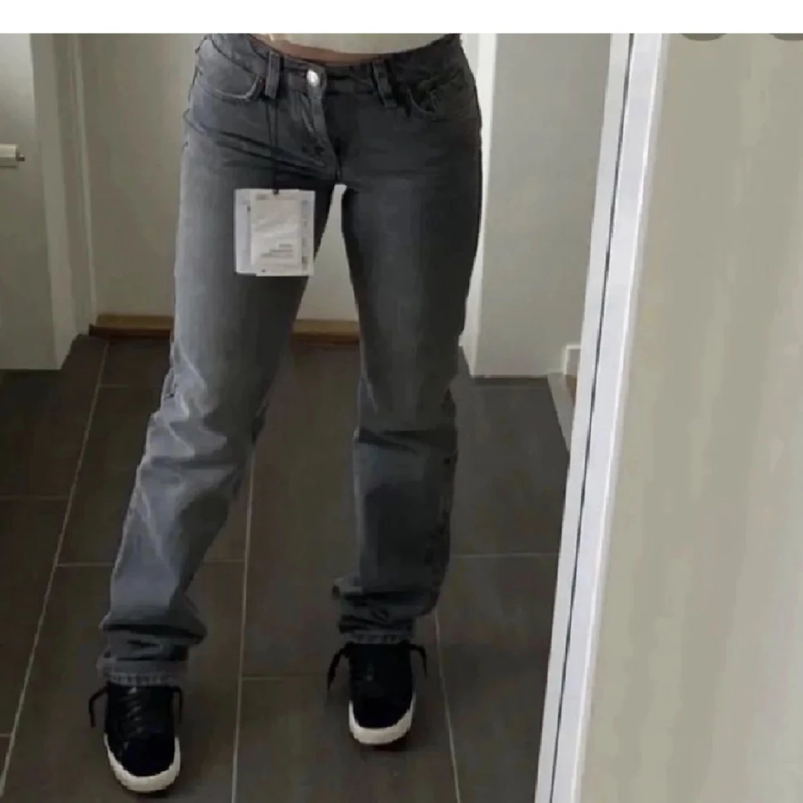 Gråa zara jeans - 90