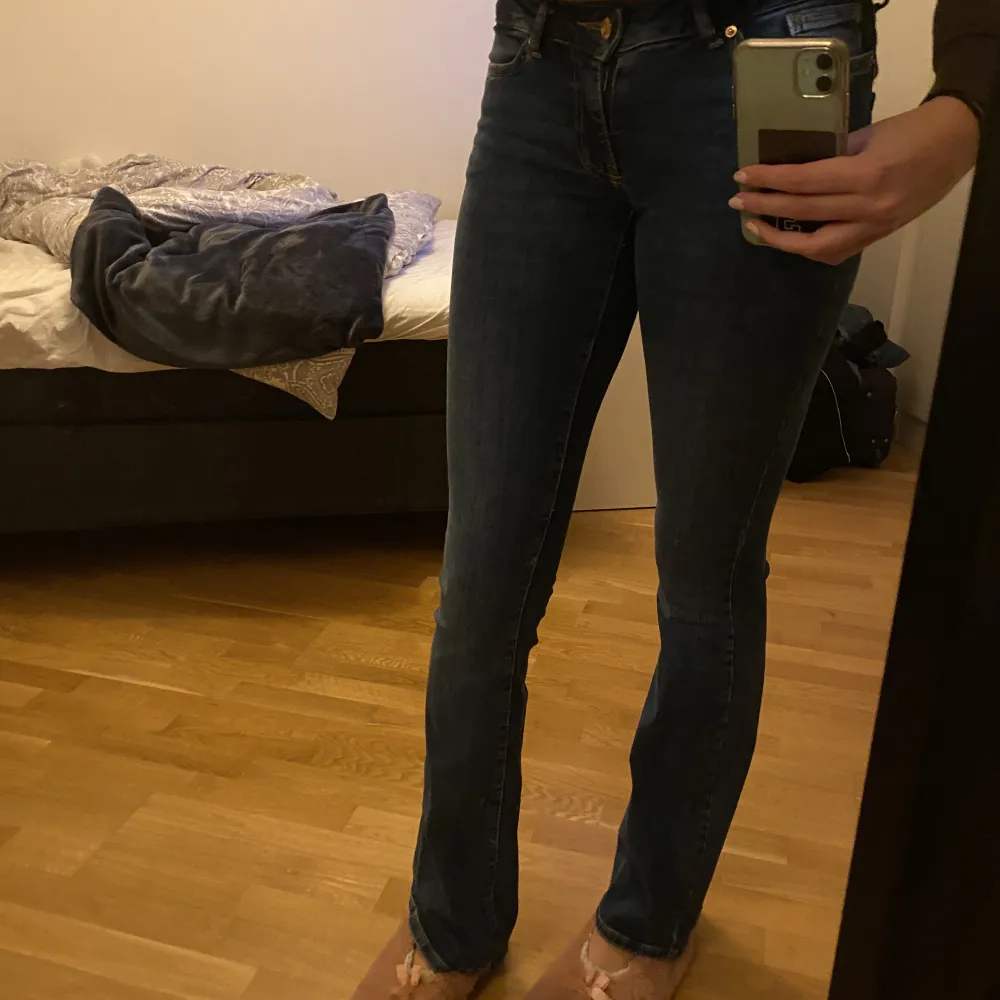 Snygga lågmidjade bootcut jeans Innebenslängd: 84+ (vet inte säkert) Passar alltså någon med långa ben eller någon som vill korta upp dom  Kostade 550kr nya och storleken 28 är som S/36. Jeans & Byxor.