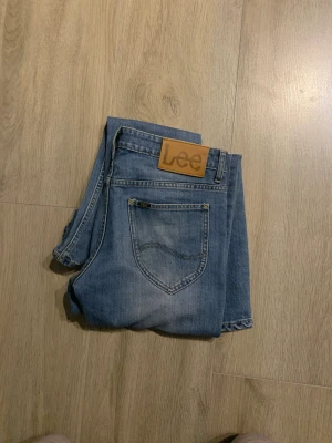 Lee jeans  - Otroligt fina lee jeans i väldigt bra skick! Storlek 32/33, men de är väldigt små i storleken, så mer 28/33 