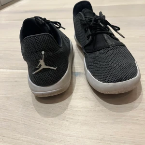 Jordan sneakers  - Sköna och fina sneakers köpt från Foot Locker, märket jordans i storlek 38. Använda Max 4-5 gånger.
