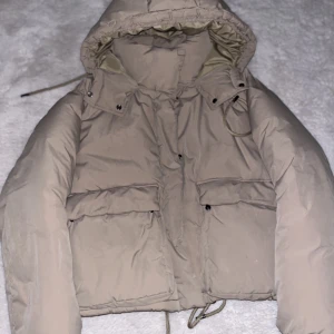 Puffer vinterjacka - Puffig kort vinterjacka från Pull&Bear. Köptes förra året, användes ett par gånger. Varm och jättefin. Kontakta för frågor och fler bilder🤍 Jackan sälja inte längre på hemsidan! Pris kan disskuteras  