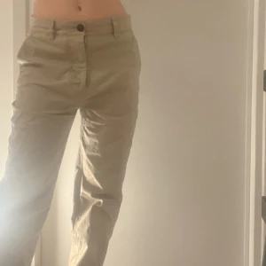 Cargobyxor - Cargobyxor/chinos från Arket💛