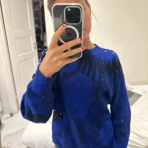 Stickad tröja  - En jätte cool stickad tröja! Passar till ett par enkla jeans eller en kjol! Köpt second hand 