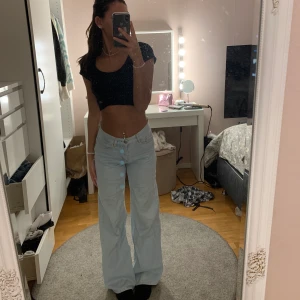 Jeans - Säljer dessa då jag aldrig använder dem och dem är för långa :/