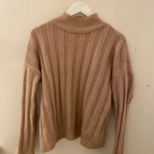 Stickad tröja  - Stickad tröja med en fin gammalrosa färg, från Bikbok i storlek S