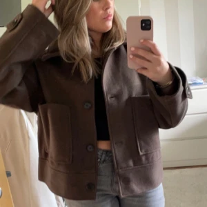 Bruna Kappahl jacka❤️ - Säljer min bruna Kappahl jacka som jag köpte i början av hösten❤️Storlek M