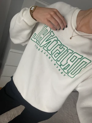 Sweatshirt - Från Gina tricot i strl S med gröna detaljer💚