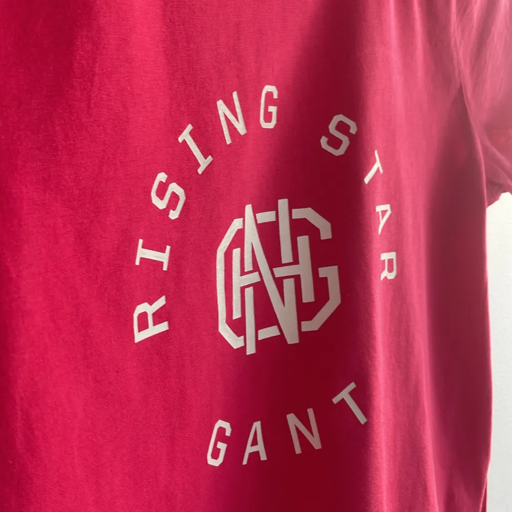 Strl S, Fin rosa t-shirt. Som jag använt flitigt men är ändå i mycket bra skick! Nu hänger den bara i garderoben eftersom det är inte min stil längre. T-shirts.