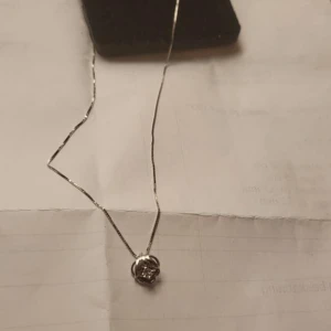 18k vitt guld med diamant - Vitt guld med briljantslipad diamant 0,08ct  Längd 38cm Vikt 2.6