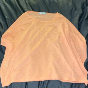 Orange t-shirt storlek S - T-shirt som använts en gång. Bra skick 