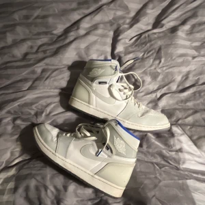 Jordan 1 high - Säljer nu mina feta Jordan 1 high zoom racer blue som jag köpt på PMP för ca 2 år sedan men som jag inte använder längre, riktigt fet och ovanlig färg på ett par 1or. Storlek 45,5 passar 45 Skick 8/10  