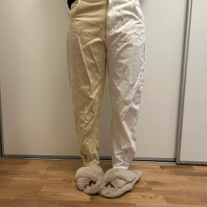 Två färgade jeans i vitt och beige str 38 - Använda Max en gång är skrynkliga på bilden men kommer stryka innan jag skickar iväg dom