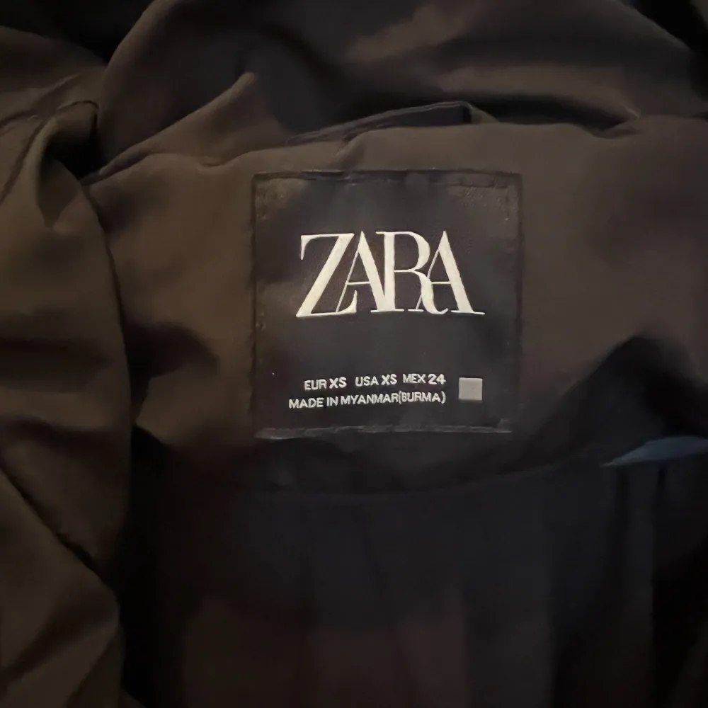 Svart Puffer Jacket från Zara med luva❤️! Bara använd fåtal gånger så i superbra skick!! Stl xs men passar nog xs-m (stor i stl). Jackor.