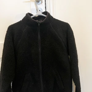 Svart Pilejacka - Svart pilejacka/fleece från monki! Så skön!!❤️‍🔥stl xs