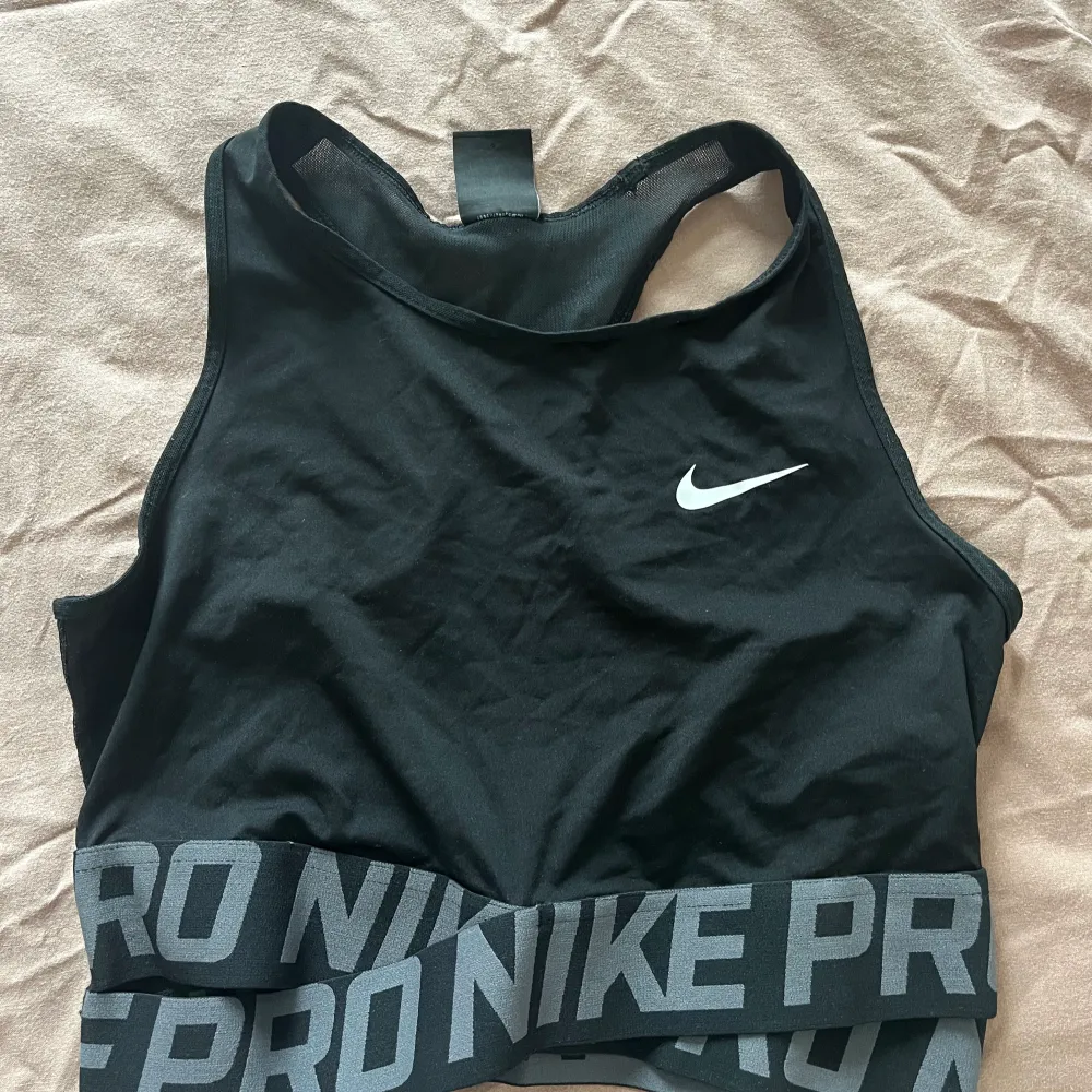 Säljer denna svarta träningstopp från Nike i storleken medium. Den är knappt använd och helt som ny, köparen står för frakt! 😋. Hoodies.