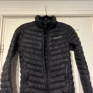 Peak performance jacka - Säljer min peakferformance jacka i storlek 150 i mycket bra skick.