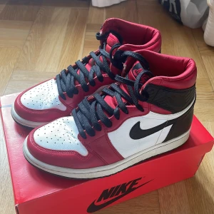 Jordan 1 Retro HighSatin Snake Chicago (W) - Säljer mina Jordan 1 Retro High Satin Snake Chicago (W). Några få tecken på användning skick i 8/10. Nypris 2400kr men köpt från UK för 3600kr💕💘Skosnören och box medföljer