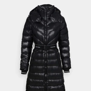 Calvin Klein jacka m  - Jättefin lång Calvin Klein jacka som nu är slutsåld. Köpt för ett år sedan och endast använd en vinter. Jättefint skick  Bandet där de står Calvin Klein har jag tappat bort och jag tyckte de va finare utan men kan säkert hitta vid intresse  Köpt 3235kr