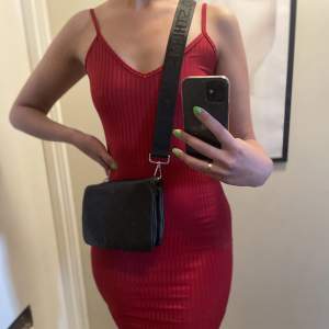 Röd ribbad klänning storlek M från Shein. Köpare står för frakt 🤍