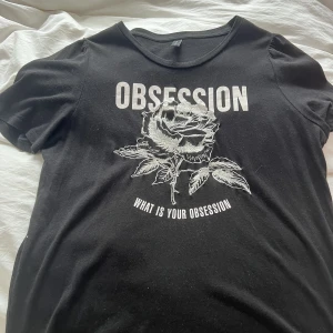T-shirt - T-shirt använd men i fint skick, storlek L men liten i storleken skulle mer säga att de är som storlek M personen står för frakt (49kr)