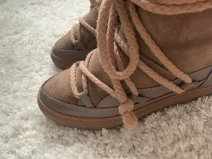 Inuikii skor hög sula - Sjukt snygga och trendiga vinterskor som inte säljs på någon annan sida än inuikii, vad jag sett. (just denna modellen med högre sula) Kan räkna på en hand max antal gånger jag använt.  Säljer pga att dem är förstora :/ nypris 2970kr.