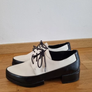 And Other Stories skor - Skor från & other stories! Sjukt snygga & annorlunda!  Använt en gång på middag. Storlek 36 Nypris 1299:-