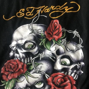 Ed Hardy linne 🖤 - Säljer mitt ed Hardy linne i storlek xs-s  Den är i bra skick! Har endast använt den en gång! Kontakt mig för fler bilder osv 🥰