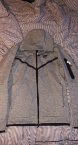 nike teech storlek s - nike teech fleece storlek s använder inte och vill ha den sold