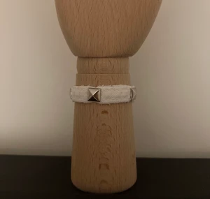 LONDON - Armband skapat av återanvänt jeansmaterial💕💕 Köparen står för frakten! 13kr för icke spårbart paket!🫶🫶