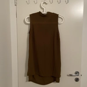 Brun/beige blus  - En brun/beige blus i lätt och svalt material 