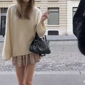 Stickad tröja från hm - Stickad slutsåld tröja i mohairblandning, aldrig använd med prislapp kvar (första bilden är lånad) säljer för samma pris jag köpte den för!