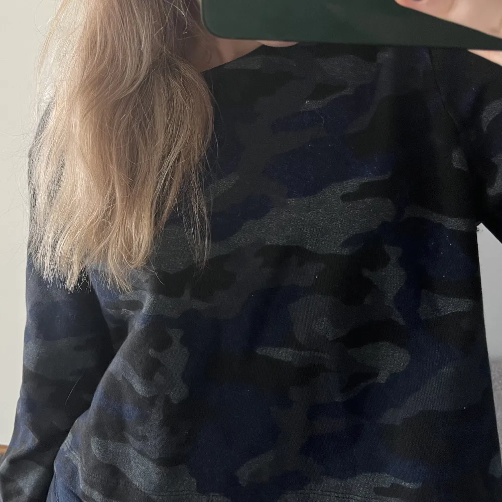Mörkblå kamouflage tröja som användts en gång. Tröjan är kortare i modellen. Tröjor & Koftor.