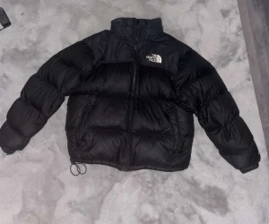 THE NORTH FACE JACKA  - Säljer denna fina jacka då den bara har hängt i min garderob. Den är som ny då jag bara har haft den en gång på mig.  Storlek:L Nypris:3700 Mitt pris: 2500 Pris kan diskuteras 