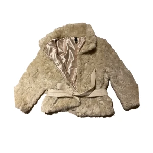 Vit pälsjacka  - Päljsjacka från hm, inga skador <3 