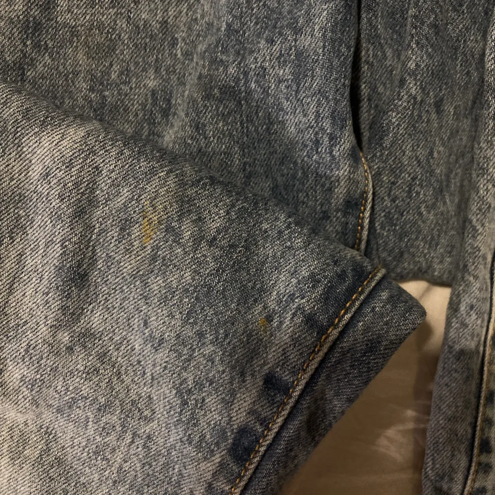 Jättemysiga mom jeans från Lindex. Säljs då dem ej används längre. En liten fläck (Bild 3) som inte går bort så därav priset. Annars fint skick ❤️. Jeans & Byxor.
