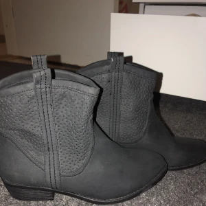 Skor, boots - Gråa boots i strl 38, ungefär 2cm klack i fake mocka
