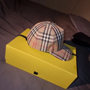 Burberry keps  - Kepsen är inte använd, Storlek L, finns orignal kartong med kvitto.