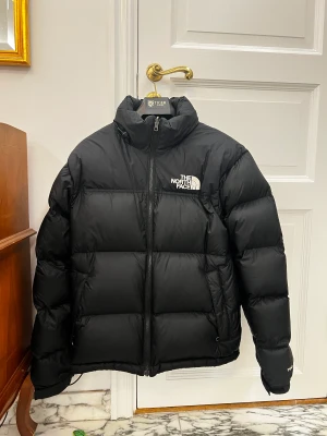 The north face  - Säljer min The north face 1996 Nuptse Jacka i storlek S. Jackan är i bra skick och perfekt nu till vintern