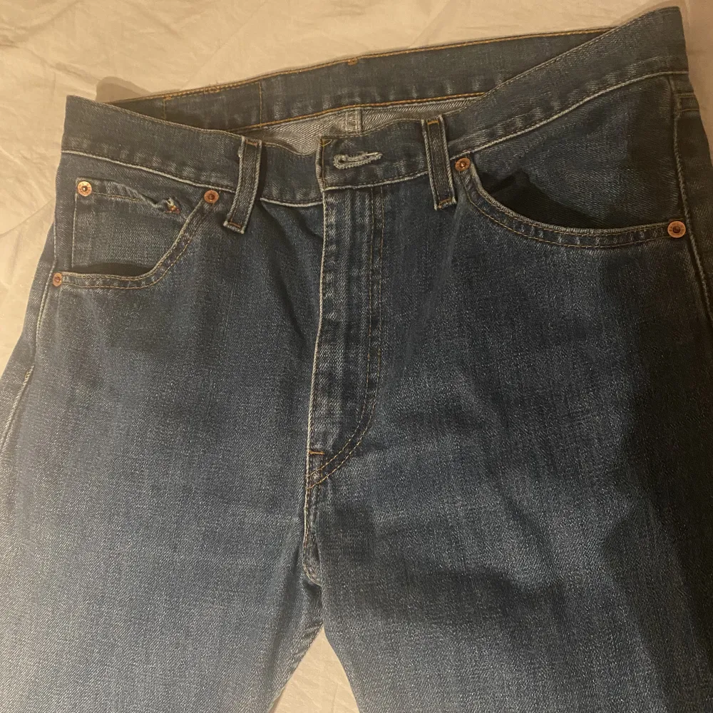 Blå jeans från Lewis köpta second hand men känns och ser nya ut💫. Jeans & Byxor.